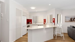 Microwave, oven, dishwasher, cookware/dishes/utensils