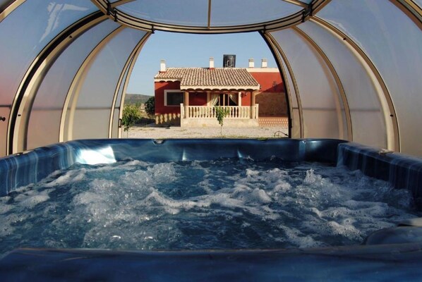 Bain à remous extérieur