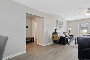 Smart TV - The Gray Retreat - Luxury Condo (Fayetteville)