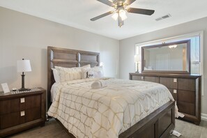 2 bedrooms, iron/ironing board, free WiFi, bed sheets - The Gray Retreat - Luxury Condo (Fayetteville)