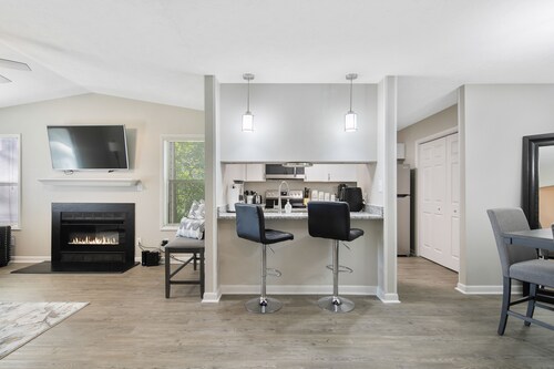 The Gray Retreat - Luxury Condo