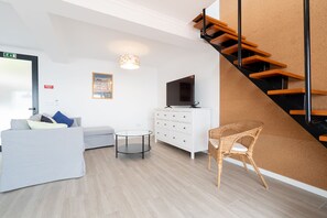 TV - Apartment Duplex, T1 -Duplex East (Arco da Calheta)