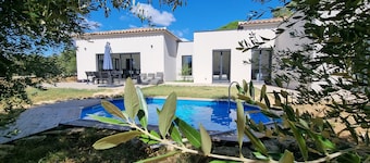 New luxury villa with swimming pool in a quiet location