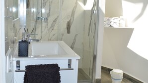تجهيزات دش، مجففات شعر، مناشف، صابون