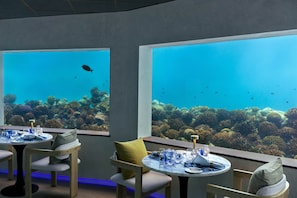 2 restaurants; ze serveren er ontbijt, lunch en diner 