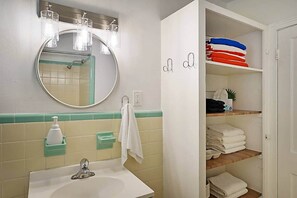 Ensemble douche/baignoire, sèche-cheveux