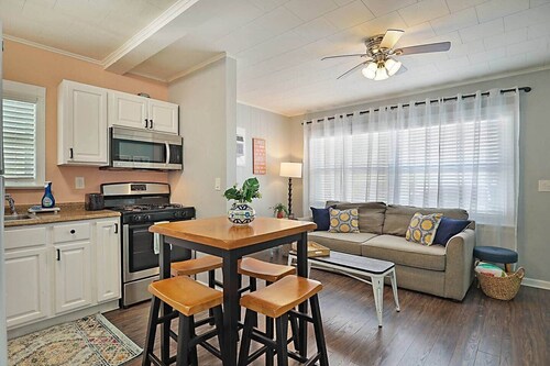 Paradise! Cozy Bungalow, Steps to Beach & Downtown