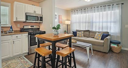 Paradise! Cozy Bungalow, Steps to Beach & Downtown