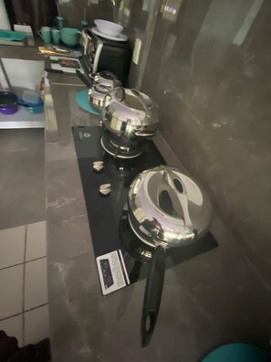 Kühlschrank, Herdplatte, Wasserkocher mit Kaffee-/Teezubehör