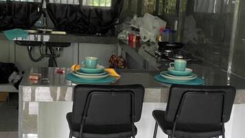 Réfrigérateur, plaque de cuisson, cafetiÚre/bouilloire