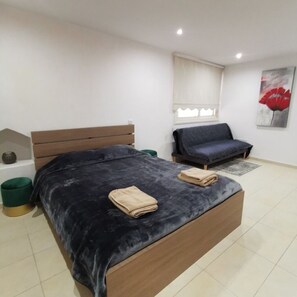 3 chambres, fer et planche à repasser, Wi-Fi, draps fournis