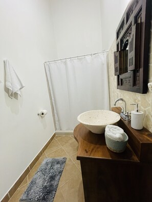 Een douche, een haardroger, handdoeken, zeep