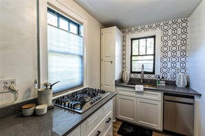 Geladeira, micro-ondas, cooktop, lava-louças