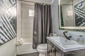 Combined shower/tub, towels, shampoo - Charming, modern, 2nd floor home-away-from-home (Augusta)