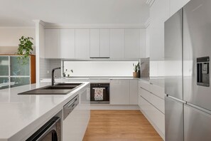 Réfrigérateur, micro-ondes, four, plaque de cuisson