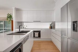 Kühlschrank, Mikrowelle, Ofen, Herdplatte