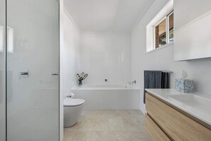 Bathtub, towels