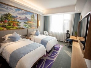 A hotel room with two beds, a desk, a chair, and a large window with curtains. - Greentree Eastern Hotel Binzhou Zhonghai International Convention and Exhibition Center (Binzhou)