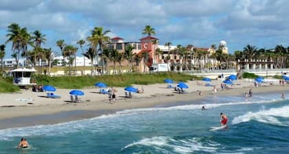 Steps to Beach & Downtown! Private Patio & Parking