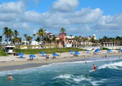 Steps to Beach & Downtown! Private Patio & Parking