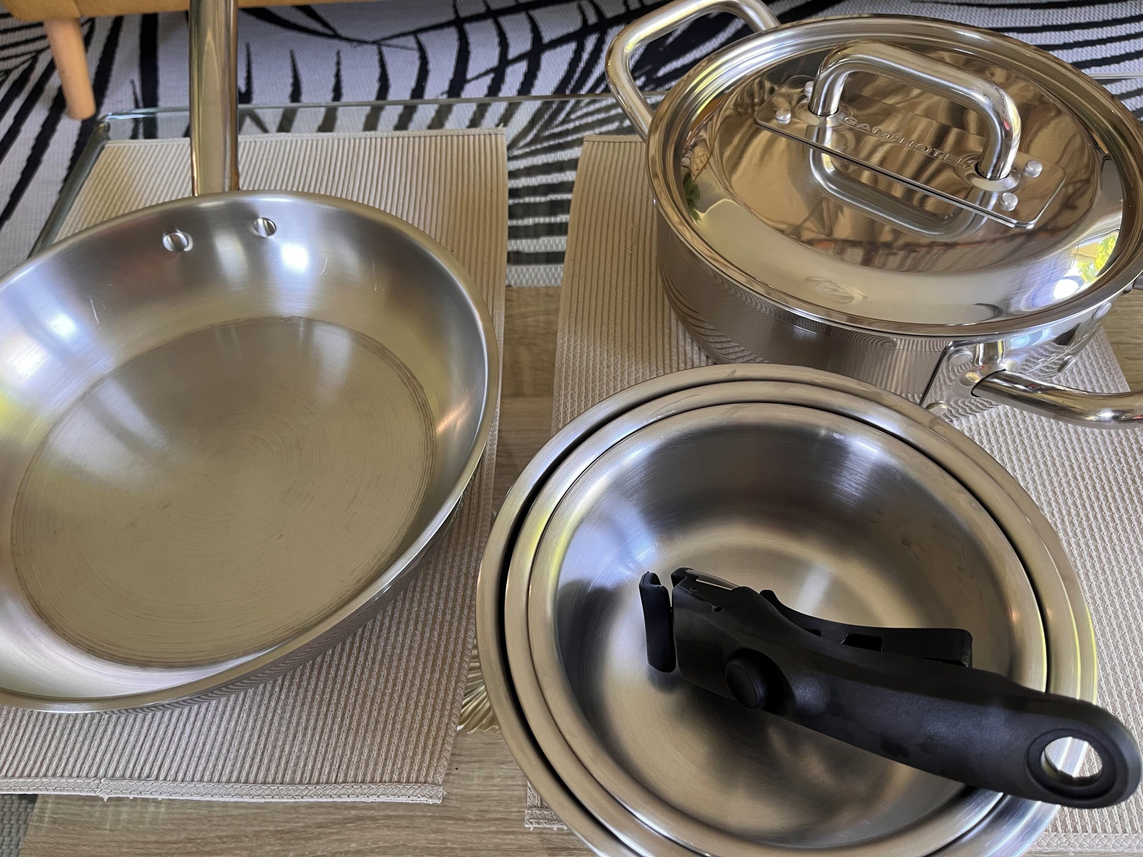 Batterie de cuisine en inox : sauteuse avec couvercle, poële, casseroles 