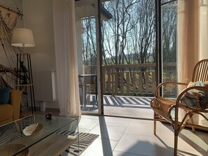 Una televisión, un reproductor de DVD, libros