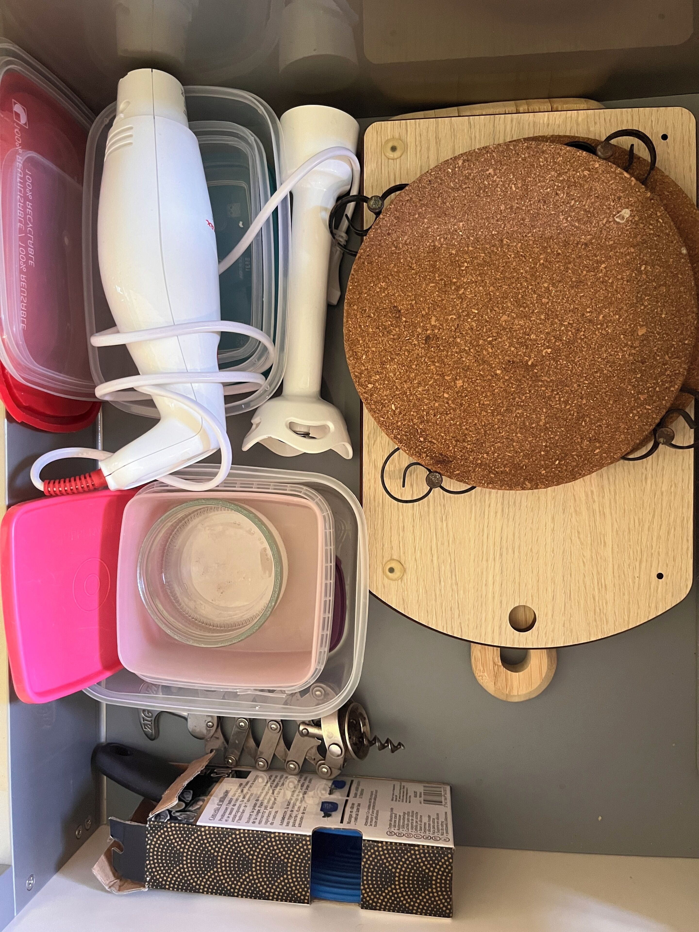 Divers ustensiles : mixer, batteur, planche à découper, dessous de plats, boîtes