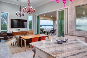 Televisión y oficina 