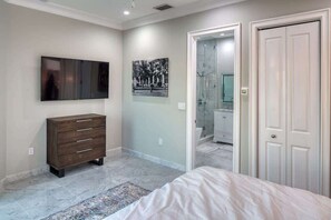 3 bedrooms, iron/ironing board, WiFi, bed sheets - Oceanfront Luxe Retreat w/ Rooftop (Key Largo)
