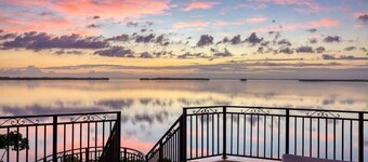 Oceanfront Luxe Retreat w/ Rooftop