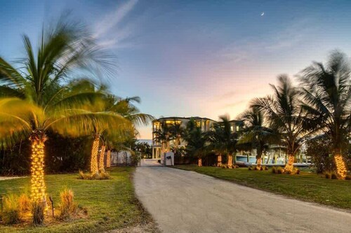 Oceanfront Luxe Retreat w/ Rooftop