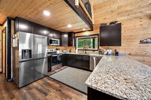 冷蔵庫、電子レンジ、オーブン、コンロ