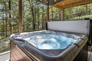 Outdoor spa tub - Last Minute&Early Bird Discounts! Beautiful Cabin on 20 Acres in Hocking Hills (Rockbridge)