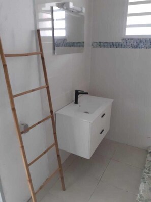 Shower, hair dryer, towels, toilet paper - Azur apartment in a pleasant, quiet location in the south of France  (Rivière-Salée)