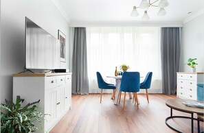 Superior-huoneisto | Oleskelualue | 40–tuumainen taulutelevisio, jossa digitaalikanavat