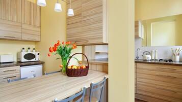 Refrigerador con freezer, horno, utensilios de cocina, freezer