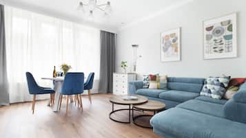 Apartamento superior | Área de estar | TV de tela plana 40 polegadas com canais digitais, TV