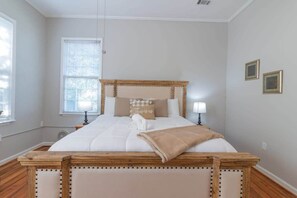 4 bedrooms, iron/ironing board, WiFi, bed sheets