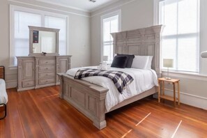 4 bedrooms, iron/ironing board, WiFi, bed sheets - Mins to Riverwalk & Downtown - Mighty Mildred (Columbus)