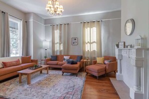 Unclassified image, 2 of 67, button