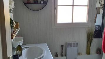 Douche, sèche-cheveux, serviettes fournies, papier toilette