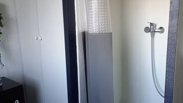 Regadera, secadora de cabello, toallas, papel de baño
