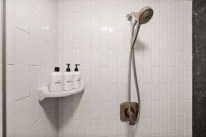 Combined shower/bathtub, hair dryer, towels, soap - Beach Time Villa-heated pool & spa-4 bikes, game room-great amenities (Venice)