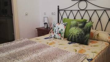 1 slaapkamer, een strijkplank/strijkijzer, reisbedje, gratis wifi