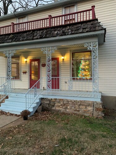 A Step Back in Time, Old Fashioned Hospitality.<br>Thayer/ Mammoth Spring in town.