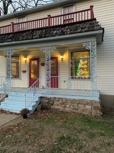 A Step Back in Time, Old Fashioned Hospitality.<br>Thayer/ Mammoth Spring in town.