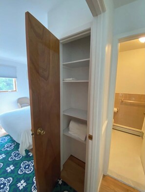 Room - Southampton Village Walk to All (Southampton)