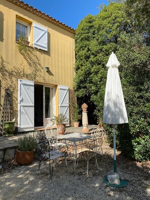 Outdoor dining - The little house (Aubussargues)