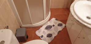 Douche, sèche-cheveux, bidet, serviettes fournies