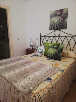 1 chambre, fer et planche à repasser, lit parapluie, Wi-Fi gratuit